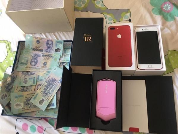 Cô gái gây tranh cãi khi khoe clip được người yêu tặng iPhone 7 màu đỏ, máy ảnh và rất nhiều tiền - Ảnh 3.