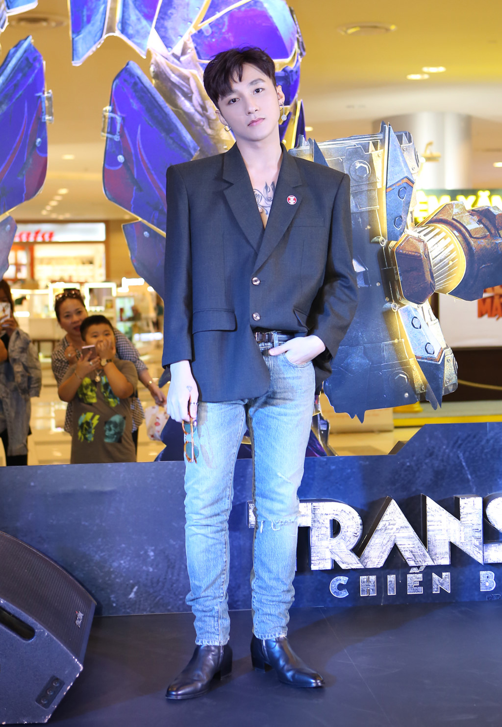 Sơn T&ugrave;ng: Người b&eacute; như c&aacute;i kẹo nhưng rất chi l&agrave; th&iacute;ch mặc &aacute;o độn vai! - Ảnh 1.