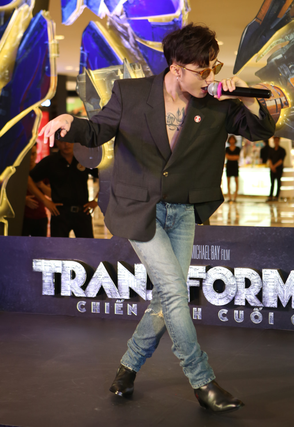 Sơn T&ugrave;ng: Người b&eacute; như c&aacute;i kẹo nhưng rất chi l&agrave; th&iacute;ch mặc &aacute;o độn vai! - Ảnh 2.