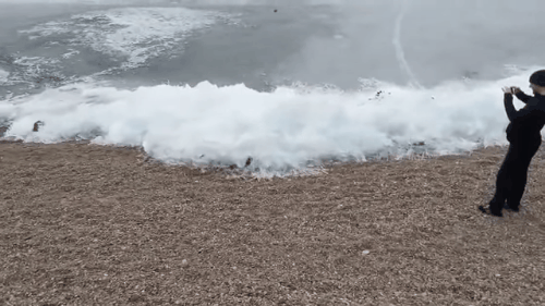 Tận mắt chứng kiến cảnh tượng sóng đóng băng vỡ vụn khi xô vào bờ - Ảnh 2.
