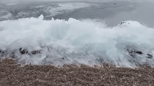 Tận mắt chứng kiến cảnh tượng sóng đóng băng vỡ vụn khi xô vào bờ - Ảnh 3.