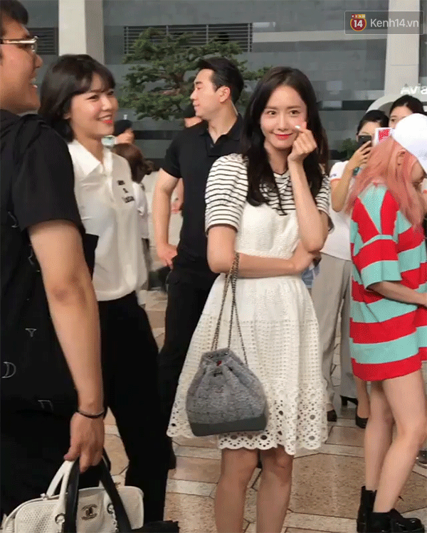 Thánh nhọ của ngày: Sooyoung và 3 lần tẽn tò khiến fan cười ra nước mắt tại sân bay - Ảnh 5.