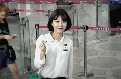 Thánh nhọ của ngày: Sooyoung và 3 lần tẽn tò khiến fan cười ra nước mắt tại sân bay - Ảnh 12.