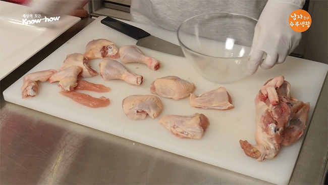 Cách Chặt Thịt Gà Sống Đẹp Mà Chẳng Làm Nát Các Bộ Phận Của Gà