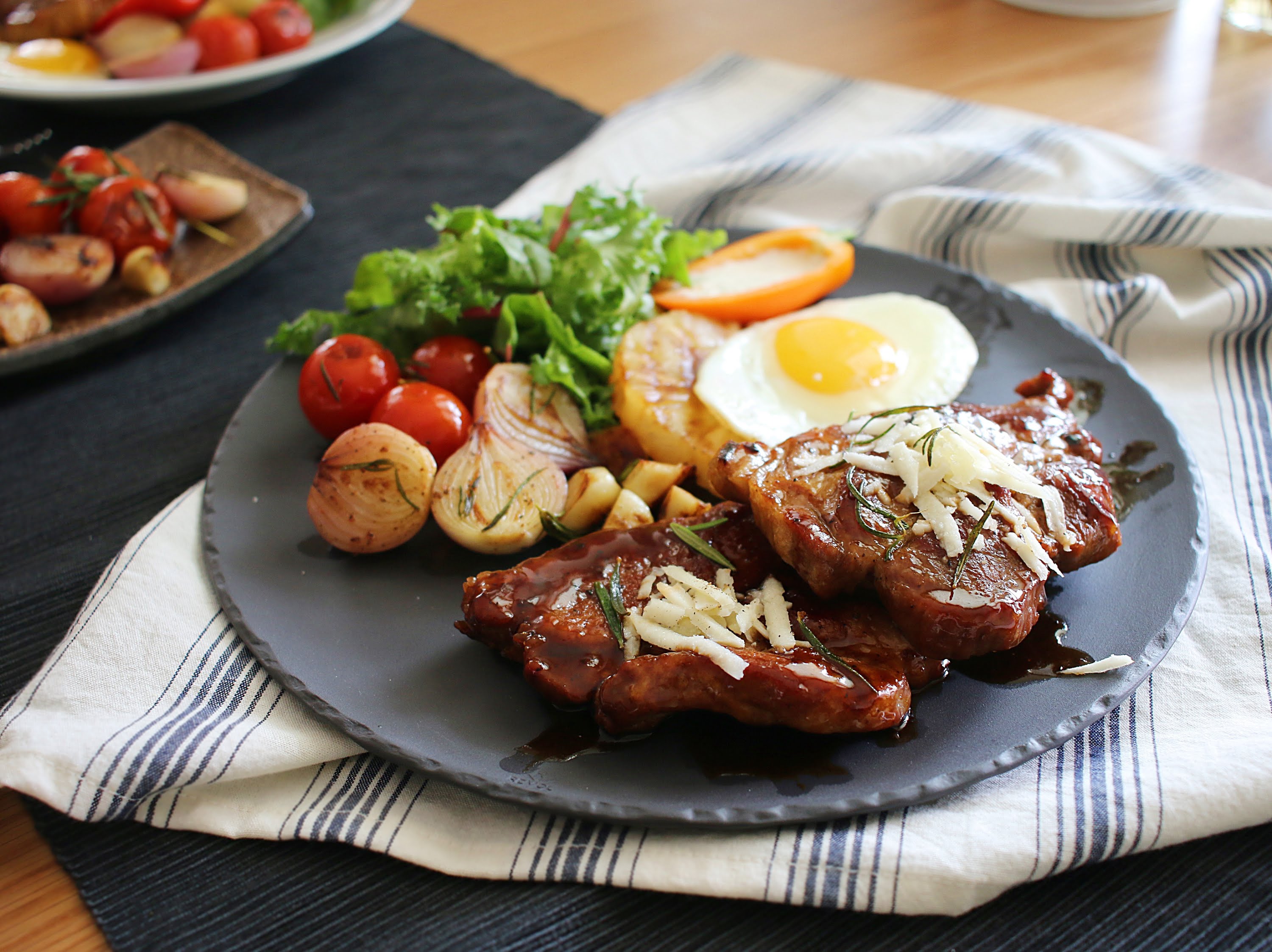 Không phải thịt bò, làm bít tết... thịt heo cũng ngon chẳng kém mà còn rẻ hơn rất nhiều - Ảnh 9. Không phải thịt bò, làm bít tết... thịt heo cũng ngon chẳng kém mà còn rẻ hơn rất nhiều - Ảnh 9.