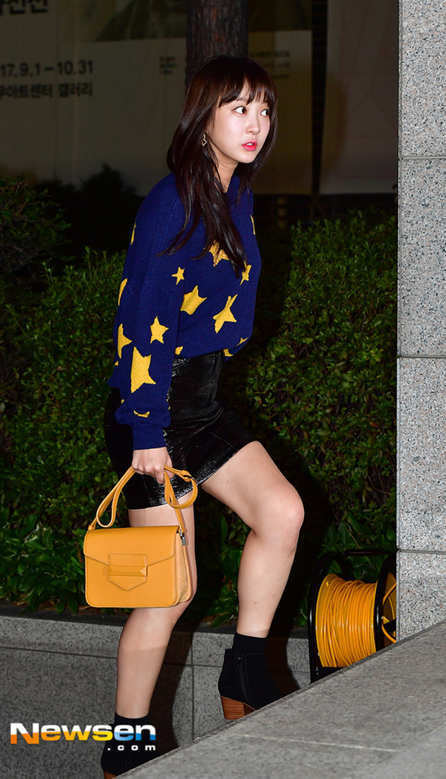 C&ugrave;ng mặc đồ đen đi gi&agrave;y bệt, H&agrave; Hồ lại thiệt hơn H&agrave; Tăng bởi đ&ocirc;i ch&acirc;n gầy khẳng khiu - Ảnh 15.