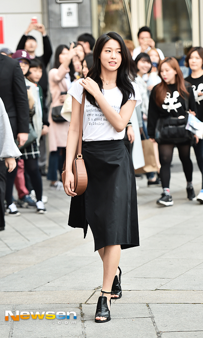 Lan Khuê diễn sâu trên phố Tokyo với áo dài, Selena Gomez tròn trịa vẫn thích mặc hở - Ảnh 13.