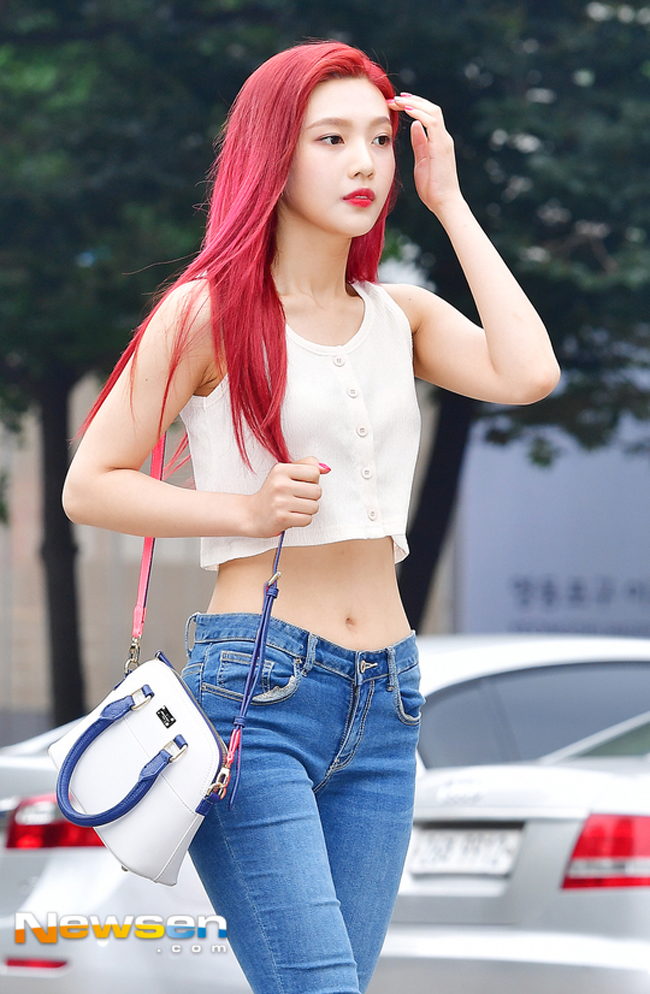 Street style sao Việt: c&ugrave;ng diện t&ocirc;ng đen từ đầu đến ch&acirc;n, Kỳ Duy&ecirc;n với Huyền My ai chất hơn? - Ảnh 14.