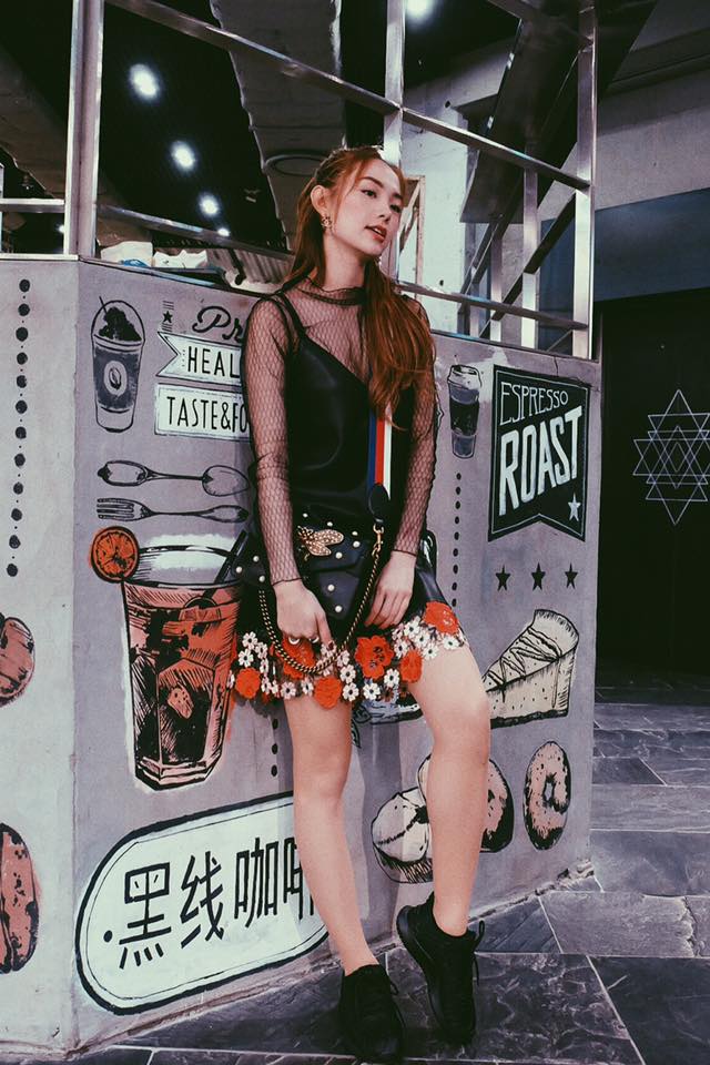 Minh Hằng & HyunA đọ trình mix đồ xuyên thấu cho street style, ai đẹp hơn? - Ảnh 1.