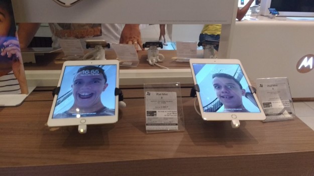Xuất hiện thánh lầy 2017: vào cửa hàng điện thoại đổi hết hình nền thành ảnh selfie bựa của mình - Ảnh 3.