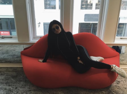 Nghiên cứu vui: Kylie Jenner có biết cách... ngồi trên một chiếc ghế không? - Ảnh 12.