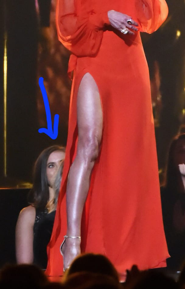 Thay vì thưởng thức âm nhạc, người ta lại nói đến đôi chân dài đáng ngưỡng mộ của Faith Hill tại CMA Awards 2017 nhiều hơn - Ảnh 4.
