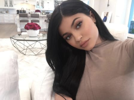 Nghiên cứu vui: Kylie Jenner có biết cách... ngồi trên một chiếc ghế không? - Ảnh 1.