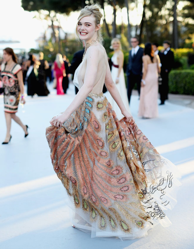 Tiên nữ giáng trần là câu miêu tả chính xác Elle Fanning tại LHP Cannes các năm! - Ảnh 16.