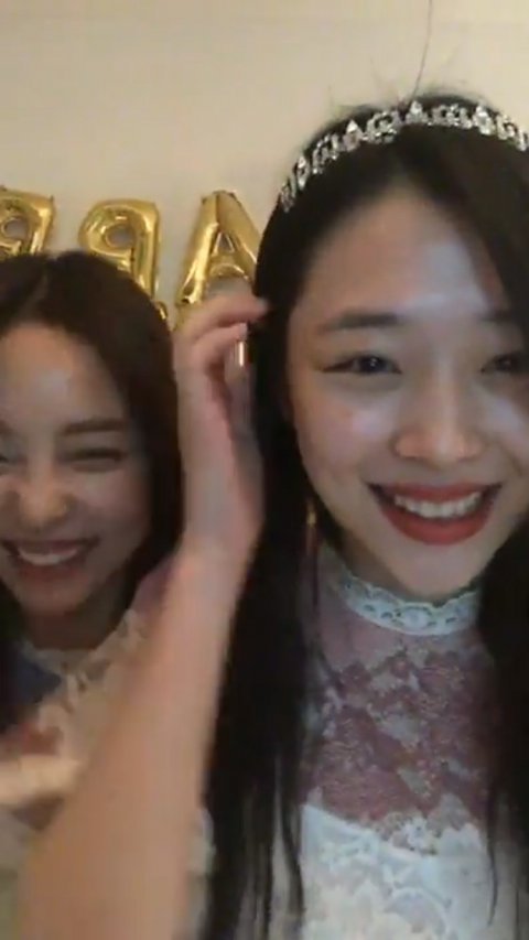 Khóa môi trên livestream, Sulli và cô bạn thân Goo Hara lại gây xôn xao - Ảnh 5.