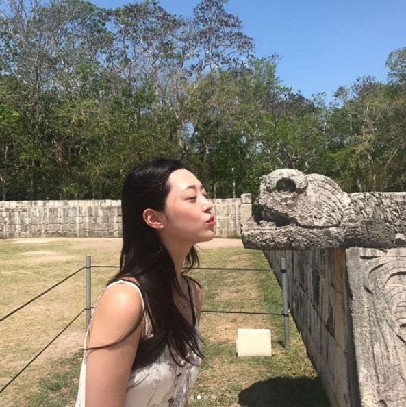 Netizen Hàn lại tiếp tục tranh cãi nảy lửa vì cho rằng Sulli đã vượt hàng rào bảo vệ để vào chụp ảnh tại Cuba - Ảnh 1.