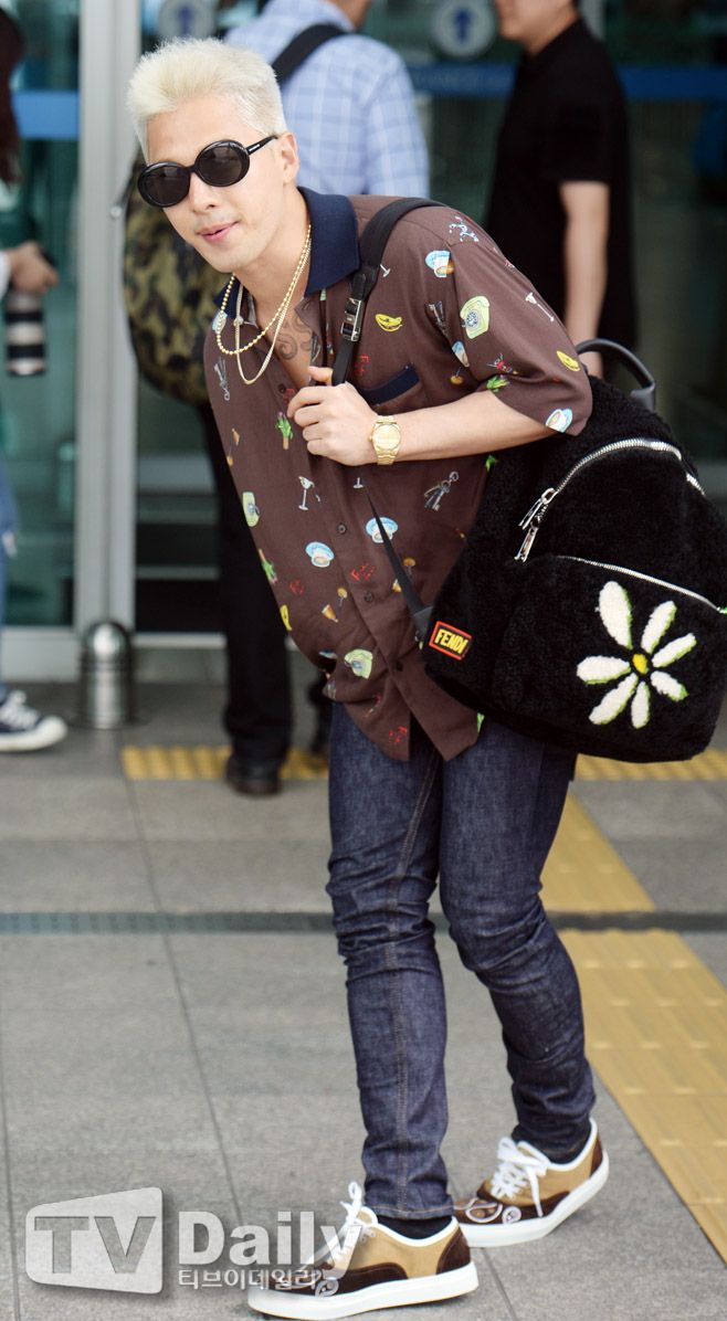 Taeyang (Big Bang) nổi bật tại sân bay với mái tóc trắng khác lạ - Ảnh 1.