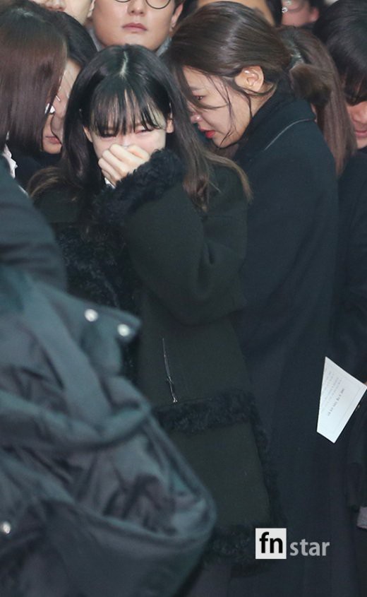 Tang lễ đưa tiễn Jonghyun: Taeyeon, Key khóc lịm đi trong giờ phút cuối cùng, Minho mếu máo cầm bài vị - Ảnh 30.