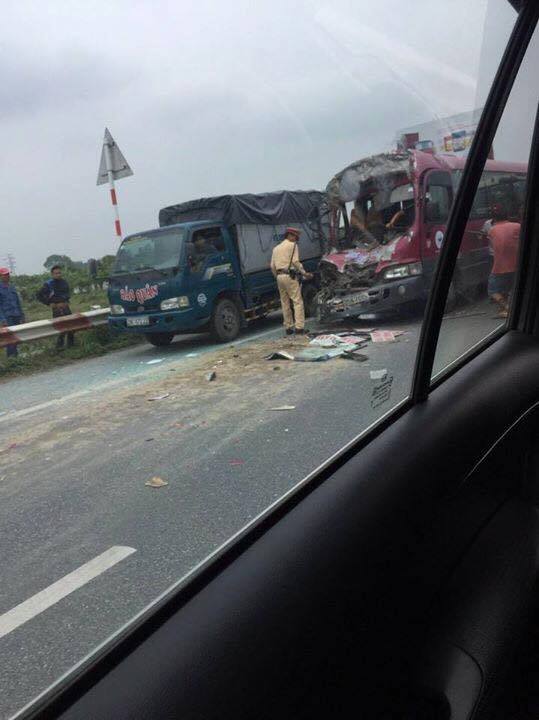 Hà Nội: Nhiều người giải cứu tài xế xe khách mắc kẹt trong cabin sau khi đâm vào xe tải trên cao tốc - Ảnh 1.