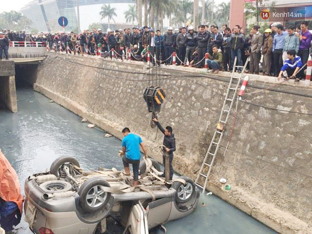 Hà Nội: Ô tô lao xuống mương nước rồi lật ngửa, người dân cạy cửa đưa người phụ nữ bị mắc kẹt ra ngoài - Ảnh 3.