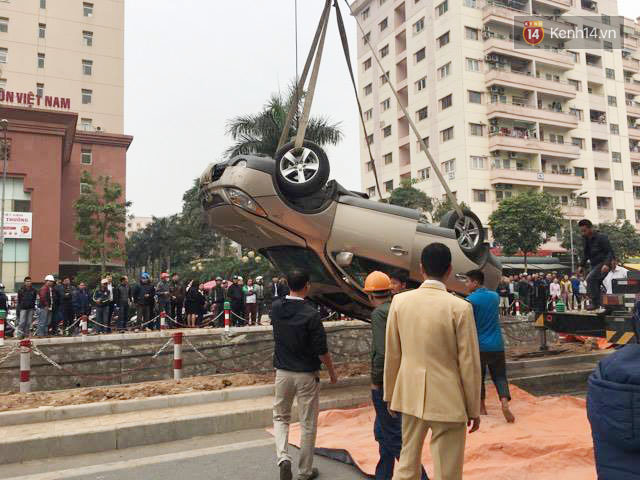 Hà Nội: Ô tô lao xuống mương nước rồi lật ngửa, người dân cạy cửa đưa người phụ nữ bị mắc kẹt ra ngoài - Ảnh 4.