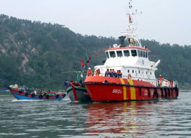 Nghệ An: Lai dắt thành công tàu cá cùng 13 thuyền viên gặp nạn trước khi cơn bão số 13 đổ bộ - Ảnh 1.