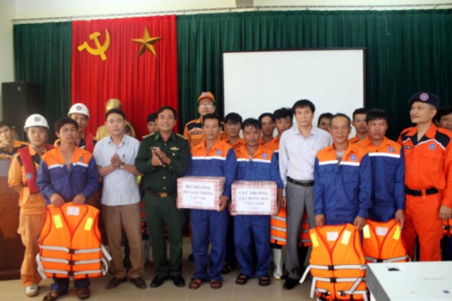 Nghệ An: Lai dắt th&agrave;nh c&ocirc;ng t&agrave;u c&aacute; c&ugrave;ng 13 thuyền vi&ecirc;n gặp nạn trước khi cơn b&atilde;o số 13 đổ bộ - Ảnh 2.