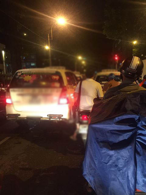 Ngày ông Công ông Táo, người Sài Gòn vật vã trong mưa lớn - Ảnh 2.