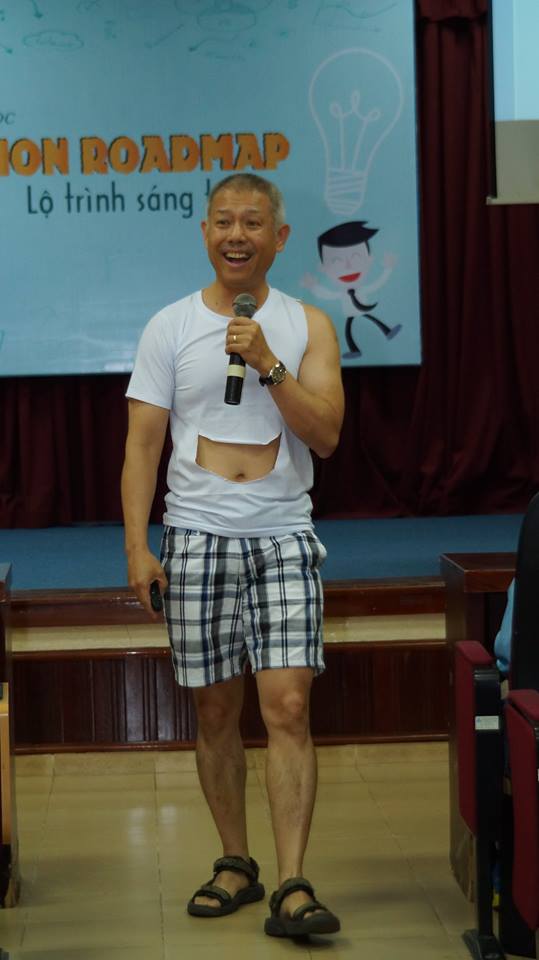 Cư dân mạng tranh cãi về việc Phó hiệu trưởng ĐH Hoa Sen mặc quần đùi, áo thun trong giờ giảng bài - Ảnh 2.