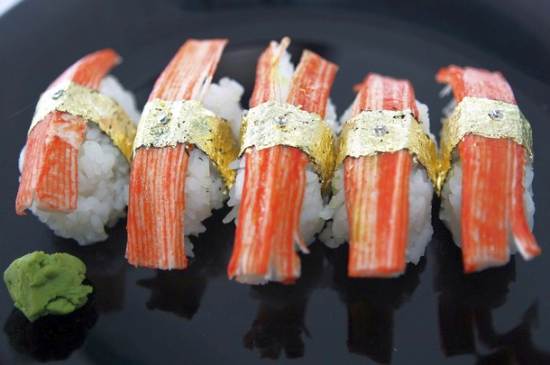 Có gì trong miếng sushi cuốn vàng trị giá 2,2 triệu đồng? - Ảnh 2.