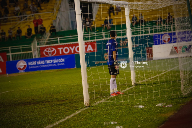 Quay lưng không thèm bắt penalty, thủ môn Long An bị cấm thi đấu 2 năm - Ảnh 1.