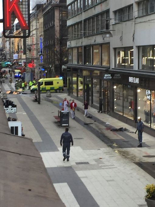 Khủng bố bằng xe tải ở thủ đô Thụy Điển, ít nhất 5 người chết - Ảnh 3.