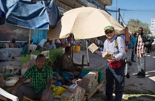 Quốc gia nghèo chẳng có gì ngoài tiền, đi chợ mua rau cũng phải mang cả bao tải, chất tiền thành đống - Ảnh 6.