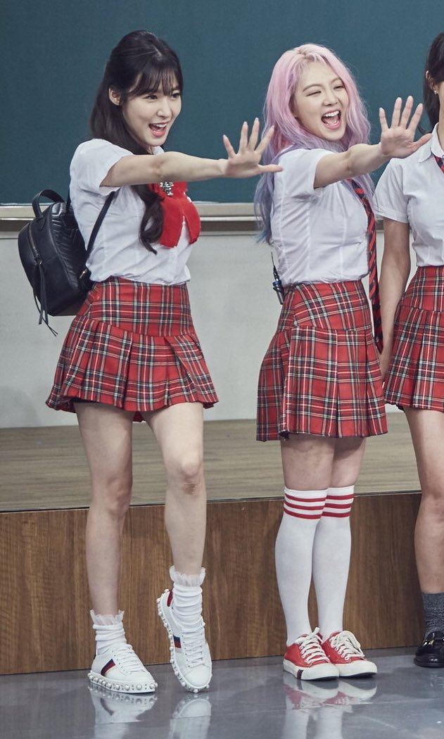Cũng cưa sừng làm nghé làm nữ sinh, nhưng Tiffany trông lạ hơn hẳn các nàng SNSD khác là bởi... - Ảnh 2.