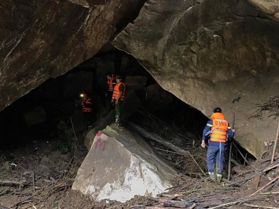 Hàng trăm chiến sỹ dàn quân tìm kiếm bé 4 tuổi bị lũ cuốn mất tích ở Nghệ An - Ảnh 3.