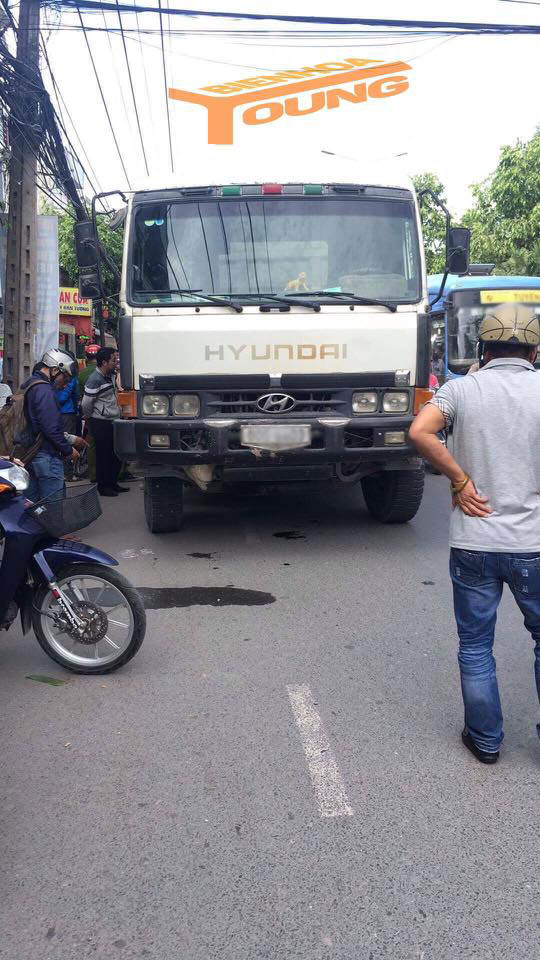 Biên Hoà: Người dân vây bắt tài xế xe ben bỏ chạy sau khi gây tai nạn nghiêm trọng - Ảnh 2.