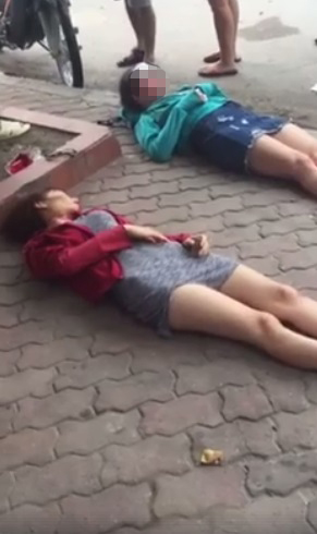 Hà Nội: Đi bộ qua đường, hai người phụ nữ bị xe máy tông nằm động trên phố Xã Đàn - Ảnh 2.