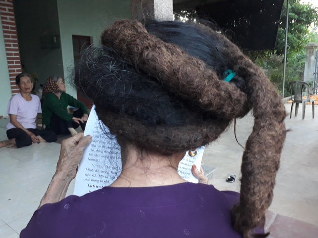 Cụ bà người Thanh Hóa cắt vài sợi tóc rối trên đầu, 22 năm sau, nó hóa thành búi tóc cứng đanh dài tới 3m - Ảnh 2.