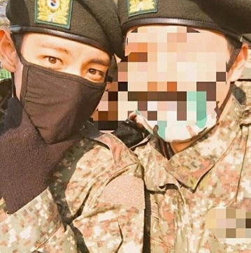 Đồng đội thi nhau khoe ảnh chụp cùng T.O.P và Junsu trong quân ngũ - Ảnh 3.