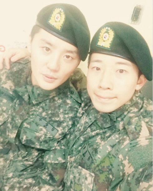 Đồng đội thi nhau khoe ảnh chụp cùng T.O.P và Junsu trong quân ngũ - Ảnh 1.