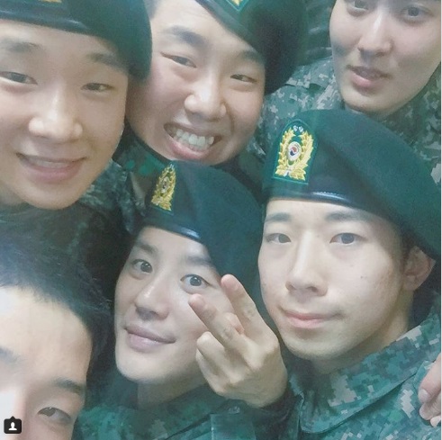 Đồng đội thi nhau khoe ảnh chụp cùng T.O.P và Junsu trong quân ngũ - Ảnh 2.