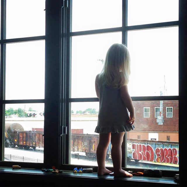 Suốt 3 năm, ngày nào bé gái cũng vẫy tay chào khi tàu chạy qua, bỗng một ngày, người lái tàu chỉ nhìn thấy tấm biển trên cửa sổ - Ảnh 2.