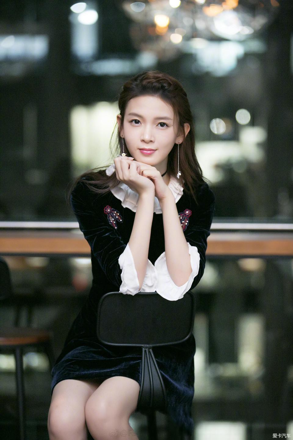 Tưởng chừng sến súa, điệu chảy nước nhưng đây lại là kiểu tóc đang được loạt sao Hoa ngữ lăng xê nhiệt tình - Ảnh 9. Tưởng chừng sến súa, điệu chảy nước nhưng đây lại là kiểu tóc đang được loạt sao Hoa ngữ lăng xê nhiệt tình - Ảnh 9.