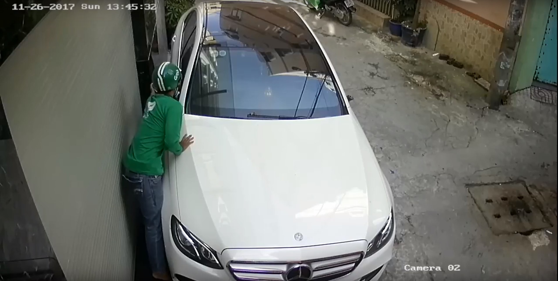 Ngọc nữ Bolero Tố My bị thanh niên mặc áo GrabBike bẻ trộm gương chiếu hậu trị giá gần 100 triệu của xế sang Mercedes - Ảnh 4. Ngọc nữ Bolero Tố My bị thanh niên mặc áo GrabBike bẻ trộm gương chiếu hậu trị giá gần 100 triệu của xế sang Mercedes - Ảnh 4.