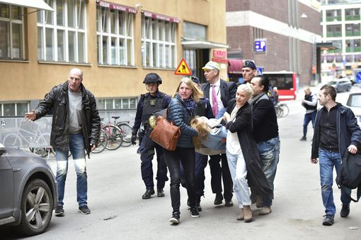 Khủng bố bằng xe tải ở thủ đô Thụy Điển, ít nhất 5 người chết - Ảnh 8.