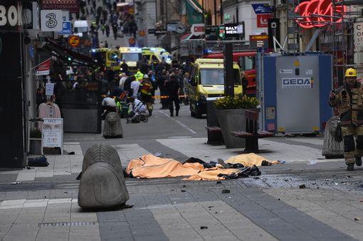 Khủng bố bằng xe tải ở thủ đô Thụy Điển, ít nhất 5 người chết - Ảnh 9.
