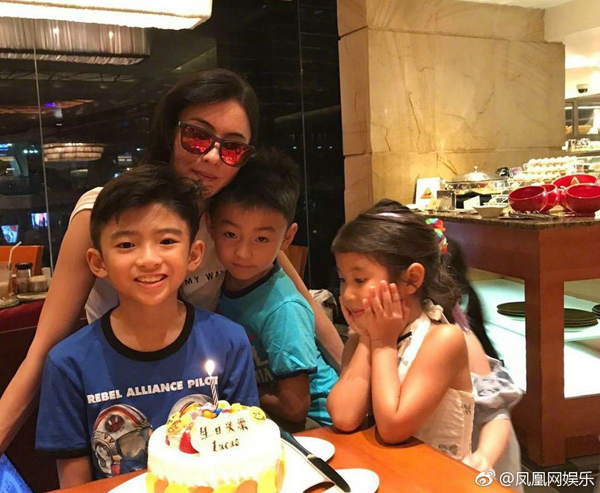Tạ Đình Phong có thể vì Vương Phi mà làm đại tiệc cá ngừ, nhưng chẳng thể vì con trai mà làm chiếc bánh sinh nhật giản đơn - Ảnh 4.