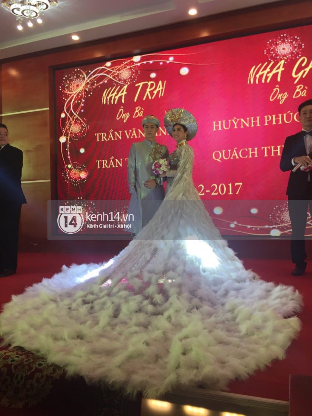 Trực tiếp: Lâm Khánh Chi hôn đắm đuối chú rể, thay váy đỏ nổi bần bật như công chúng trong lễ cưới - Ảnh 8.