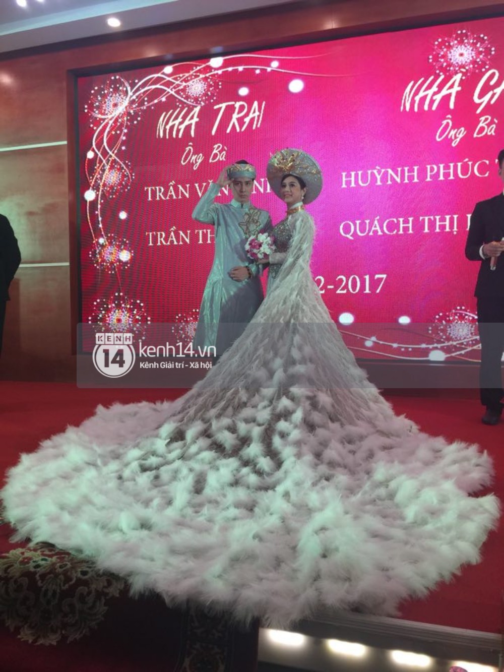 Trực tiếp: Lâm Khánh Chi hôn đắm đuối chú rể, thay váy đỏ nổi bần bật như công chúng trong lễ cưới - Ảnh 9.