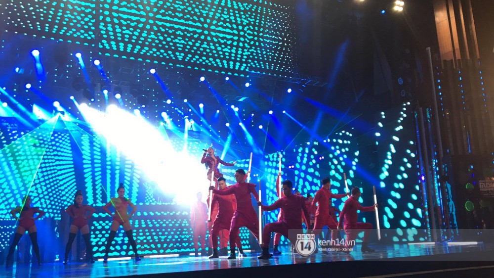 WANNA ONE há mốc miệng khi theo dõi phần trình diễn mở màn đầy sôi động của Tóc Tiên trong đêm trao giải MAMA - Ảnh 2.